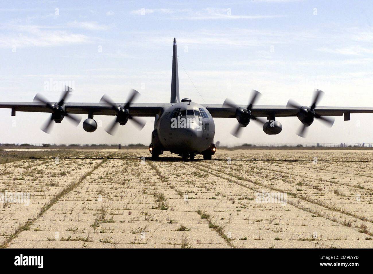 Ein Flugzeug der US Air Force C-130 Hercules Cargo, das aus 37. Airlift-Geschwader, Luftwaffenstützpunkt Ramstein, Deutschland, besteht, Taxis am Flugplatz Ben Guerir, Marokko, für Operation Blue Sands 00-01 am 12. April 2000. Die C-130 ist dabei, HALO-Springer der Royal Moroccan Army (nicht abgebildet) abzuholen. Betreff Betrieb/Serie: BLUE SANDS 00-01 Basis: Ben Guerir Flugplatz Land: Marokko (MÄRZ) Stockfoto