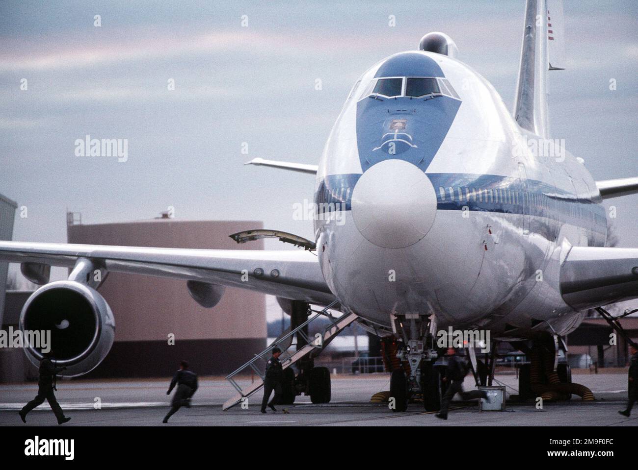 Ein Team von Flugzeugen des National Airborne Operations Center entkoppelt die Satellitensignale, sichert den Tatort und geht nach oben zu den Kampfstationen eines E-4B-Flugzeugs, um den Start vorzubereiten. Dieses Bild war das Titelfoto des AIRMAN Magazine vom Mai 2000 „rund um die Uhr mit der E-4B“. Basis: Offutt Luftwaffenstützpunkt Staat: Nebraska (NE) Land: Vereinigte Staaten von Amerika (USA) Stockfoto