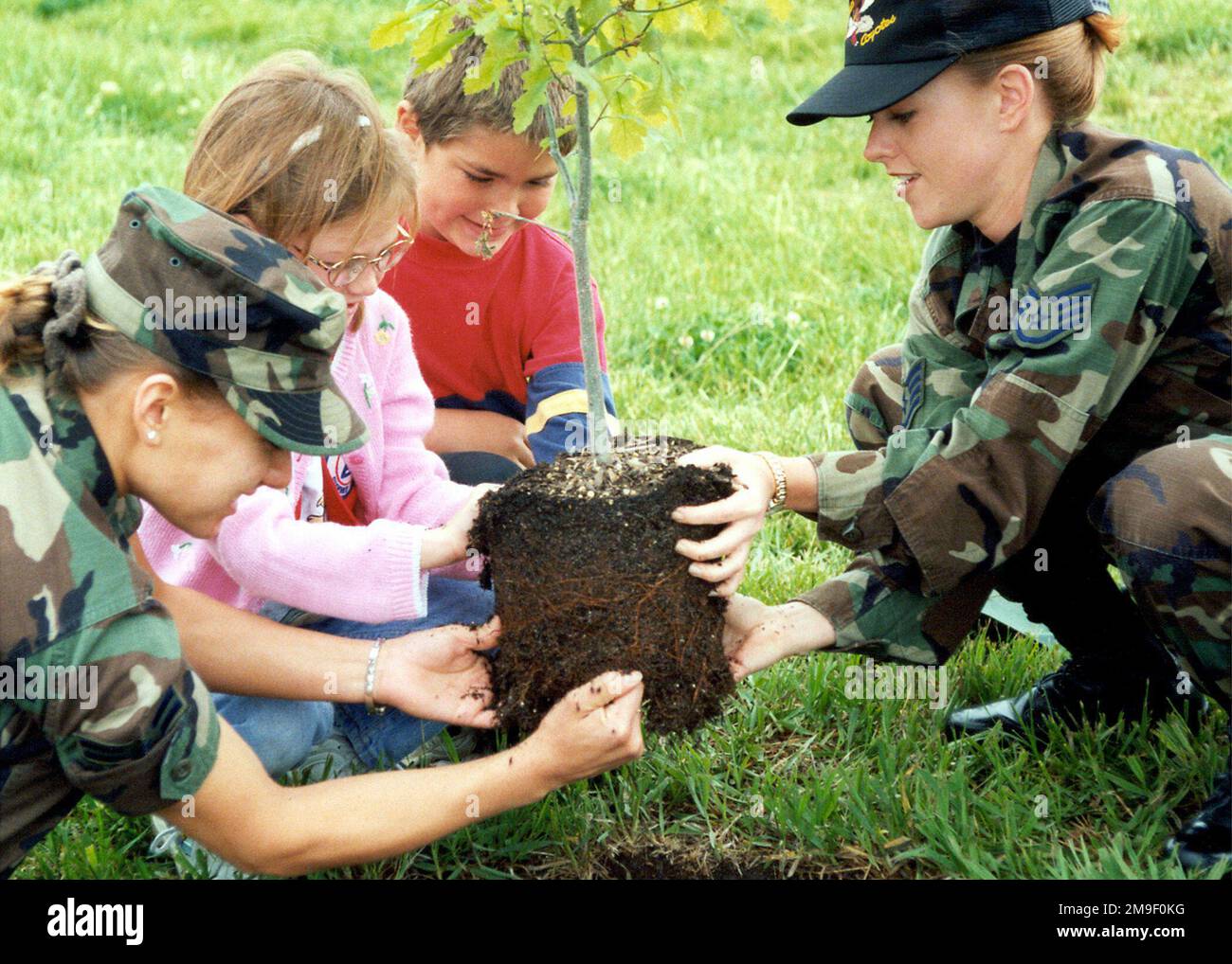 SSGT Amy Ashley, A1C Crystal Phillips- und Berryton Elementary School-Schüler Pflanzen am 1. Mai im 190. Air Tanken Flügel, Forbes Field, Topeka, Kansas, während des Arbor Day junge Bäume. Der 190. ist die einzige Einrichtung der Air National Guard in den USA, die als Standort von Tree City USA ausgewiesen wurde. Basis: Topeka Bundesstaat: Kansas (KS) Land: Vereinigte Staaten von Amerika (USA) Stockfoto
