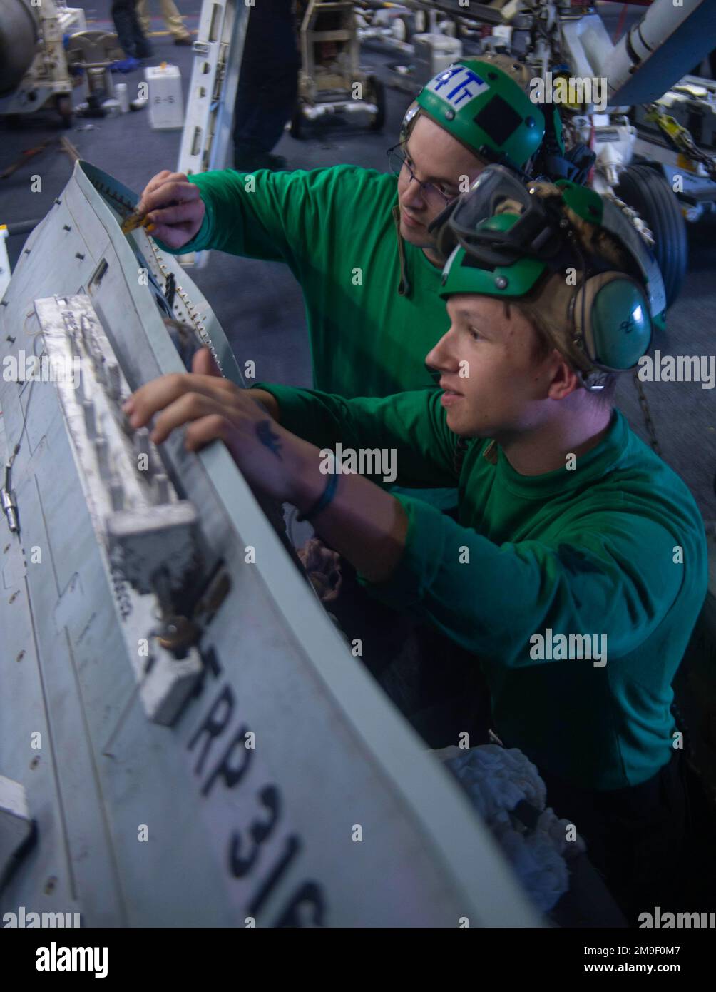 220519-N-NX635-1123 PAZIFIK (19. Mai 2022) Aviation Electronics Technician Airman Wesley Norket und Aviation Electronics Technician 3. Klasse Alex Rubeck führen an Bord des Flugzeugträgers USS Nimitz (CVN 68) eine Korrosionsschutzwartung an einem fortschrittlichen, zielgerichteten Infrarotsystem durch. Nimitz ist im 3.-Flottenbereich der USA unterwegs. Stockfoto