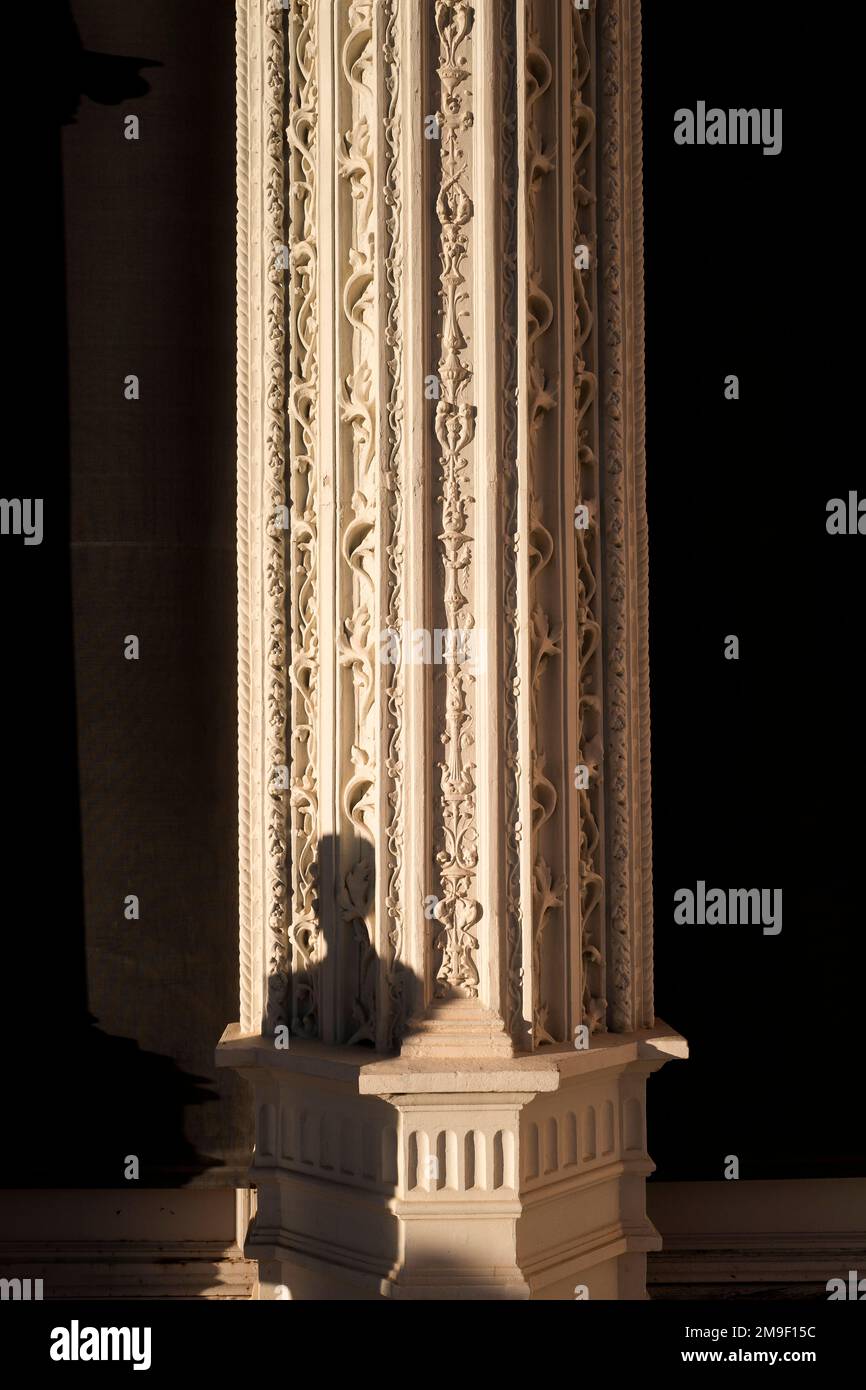 Suggestivbild des klassischen Reinaceser Säulenstils mit Dekorationen und geheimnisvollen menschlichen Schatten. Stockfoto
