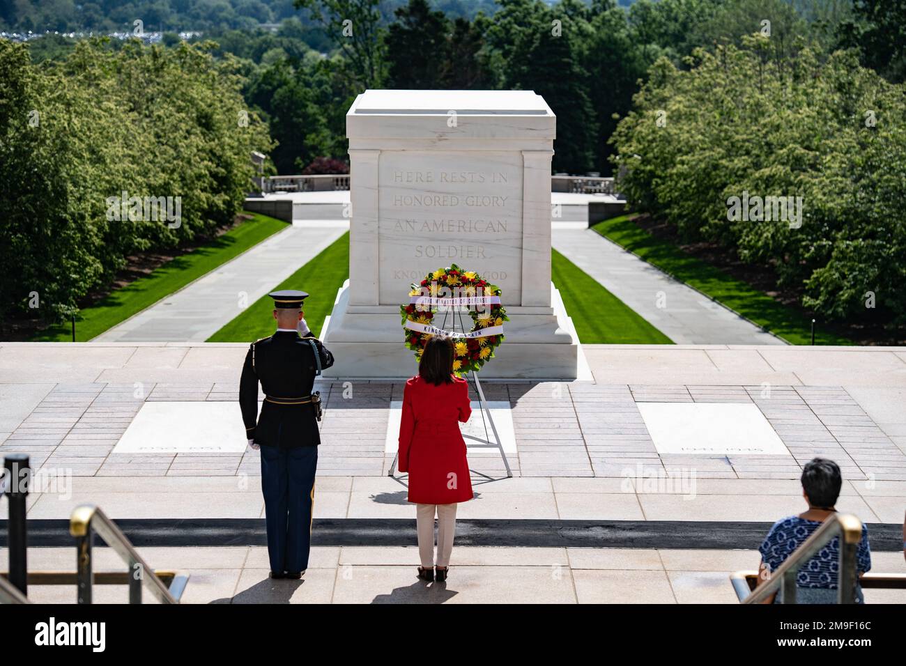 Die spanische Verteidigungsministerin Margarita Robles nimmt am 19. Mai 2022 am Grab des unbekannten Soldaten auf dem Nationalfriedhof Arlington, Arlington, Virginia, Teil. Stockfoto