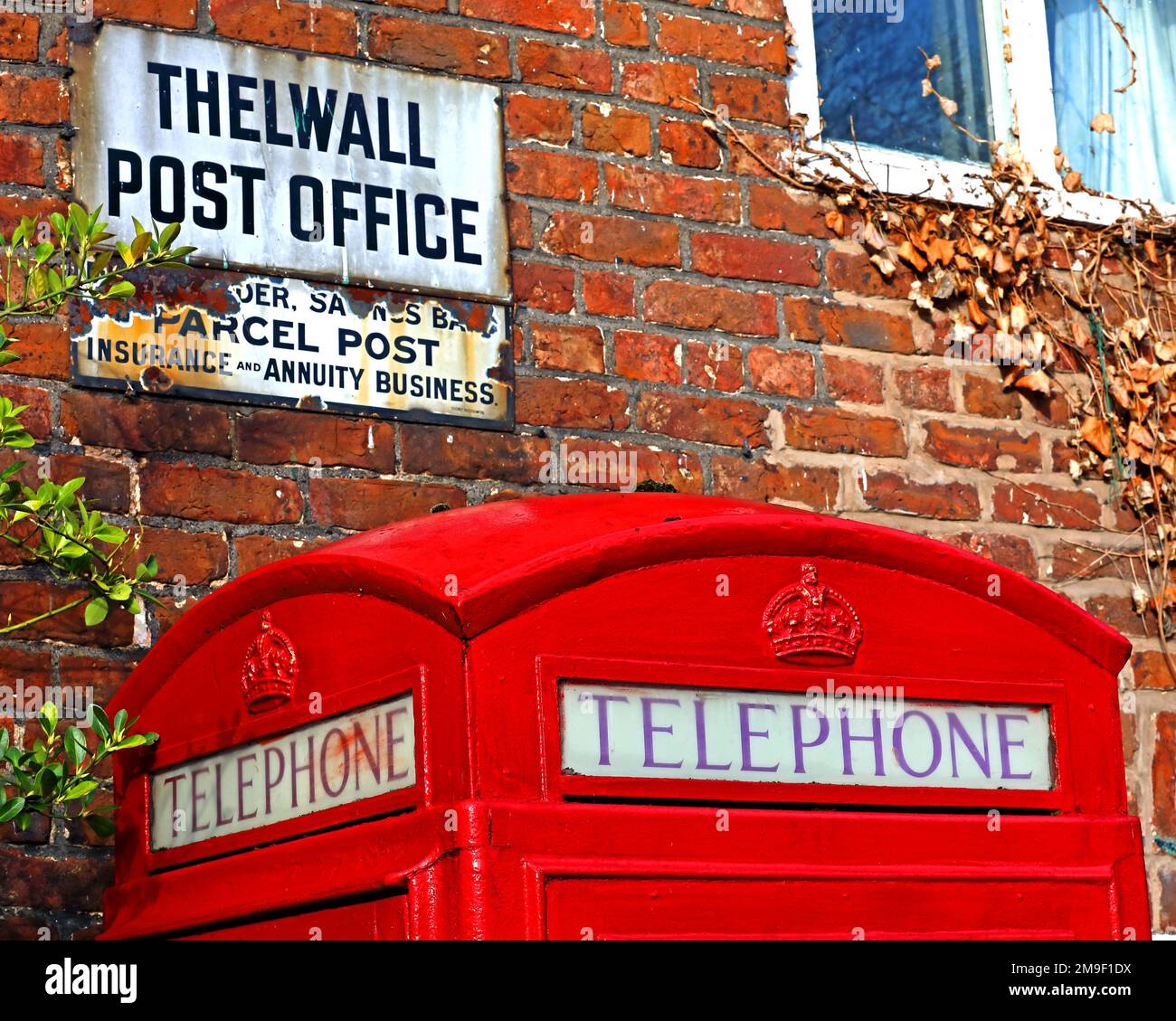 Thelwalls historisches altes Dorfpostamt, K6 rote Telefonzelle, Bell Lane, Thelwall, South Warrington, Cheshire, ENGLAND, GROSSBRITANNIEN, WA4 2SU Stockfoto