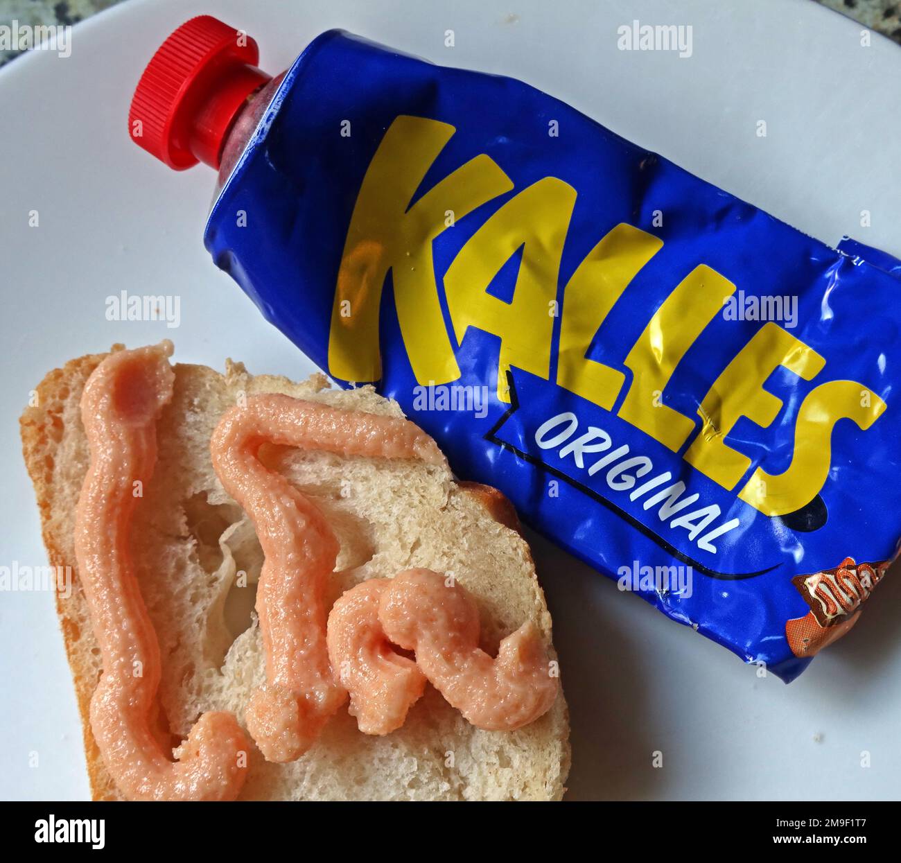 Blaue Tube Kalles Original, gesalzener Kabeljaurogen (gadus morhua), Zucker, Canolaöl und Gewürze, auf frisches Brot gespritzt, schwedisches IKEA-Essen Stockfoto