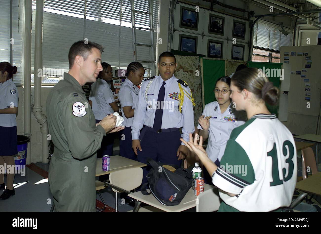 US Air Force Special Operations Helikopter Pilot, Captain Bill Denehen hält am 11. Mai 00 Vorträge vor JROTC an der Brentwood High School, NY. Am 2. Mai 99 haben CPT Denehen und seine Crew, die mit der 55. Sondereinsatzstaffel beauftragt waren, mutig in eines der fortschrittlichsten Luftabwehrnetze der Welt eingedrungen, um einen F-16C-Piloten (nicht abgebildet) zu retten, der tief in Serbien gefangen war. Dies war die erste Mission in der Geschichte, bei der eine Spezialeinheit ein aktives integriertes Luftabwehrsystem eines entschlossenen Militärs durchdrang und erfolgreich besiegte. Während Der Operation Alliierte Streitkräfte, Dene Stockfoto