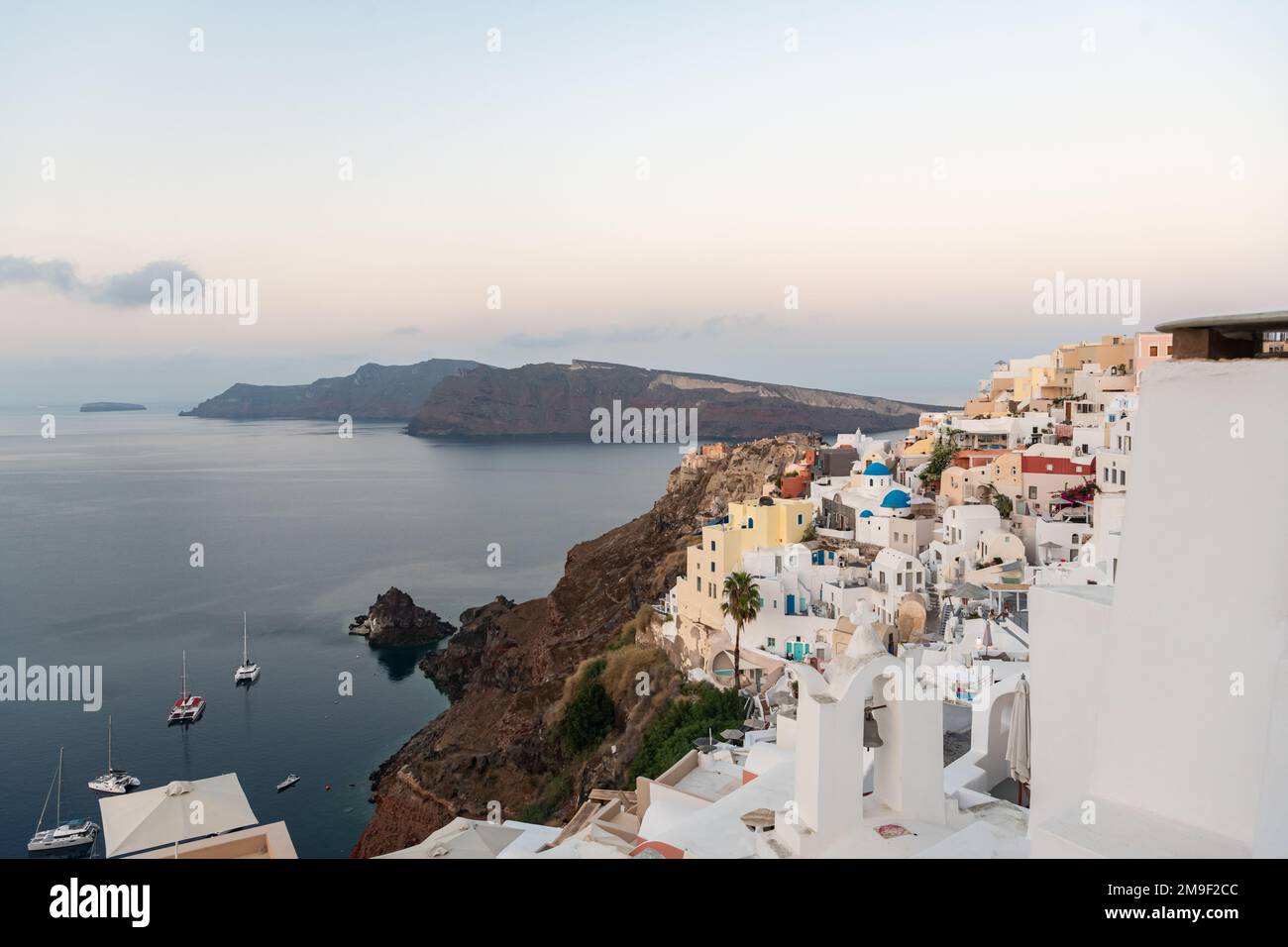 Blick auf die Klippenhäuser von Santorin und die Caldera bei Sonnenaufgang Stockfoto