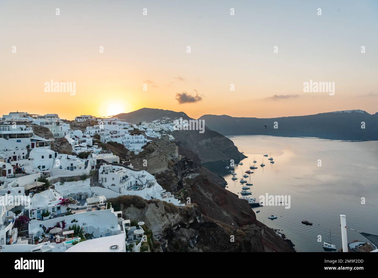 Blick auf die Klippenhäuser von Santorin und die Caldera bei Sonnenaufgang Stockfoto