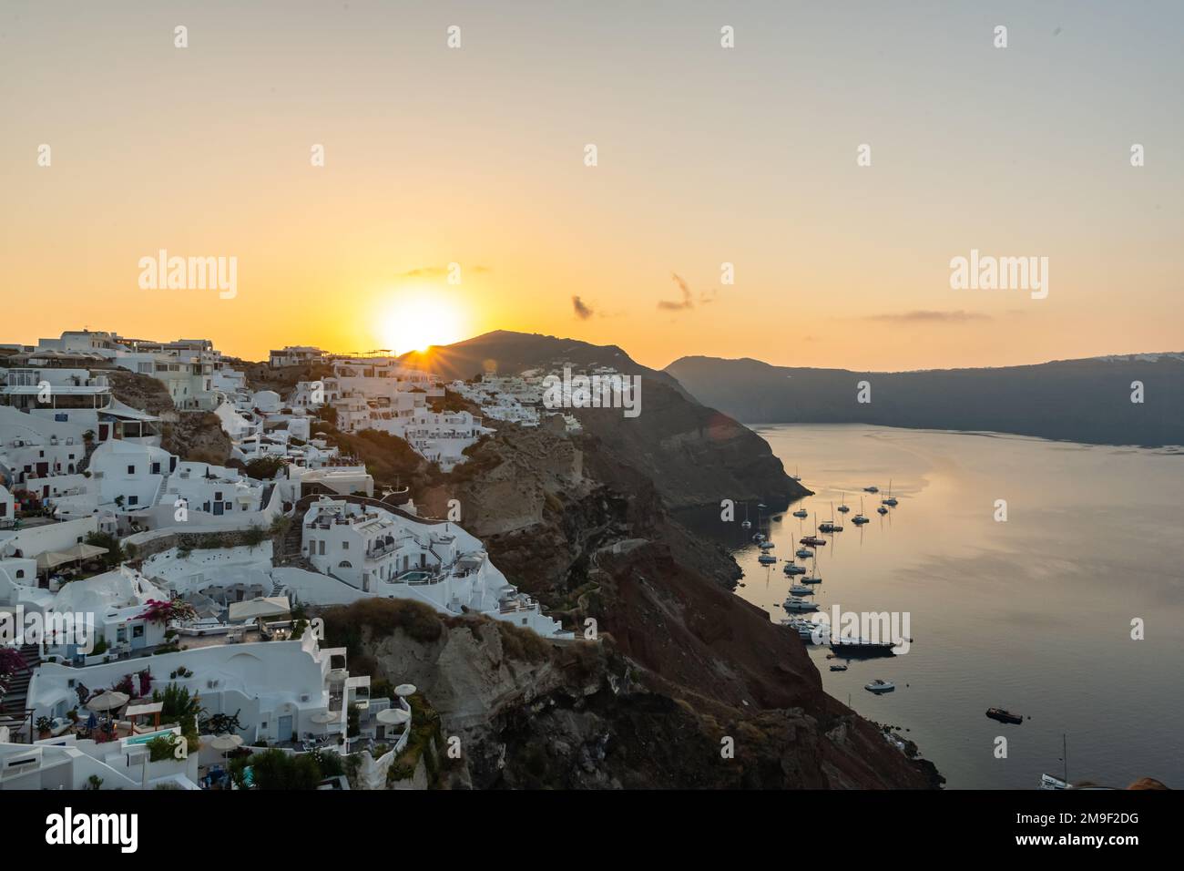 Blick auf die Klippenhäuser von Santorin und die Caldera bei Sonnenaufgang Stockfoto
