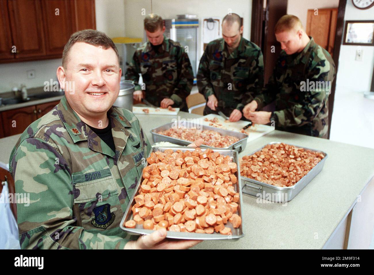 DER Kaplan DER US Air Force, Major Stephen R. Booth, und Mitarbeiter des 8. Kampfflügels auf der Kunsan Air Base, Südkorea, bereiten ein „Chicken and Sausage Jambalaya Meal“ für die Truppen im Sonlight Inn zu. Vom 2000. Juni, IM AIRMAN Magazine Artikel "Ein Jahr der Erinnerung". Basis: Land des Luftwaffenstützpunkts Kunsan: Republik Korea (KOR) Stockfoto