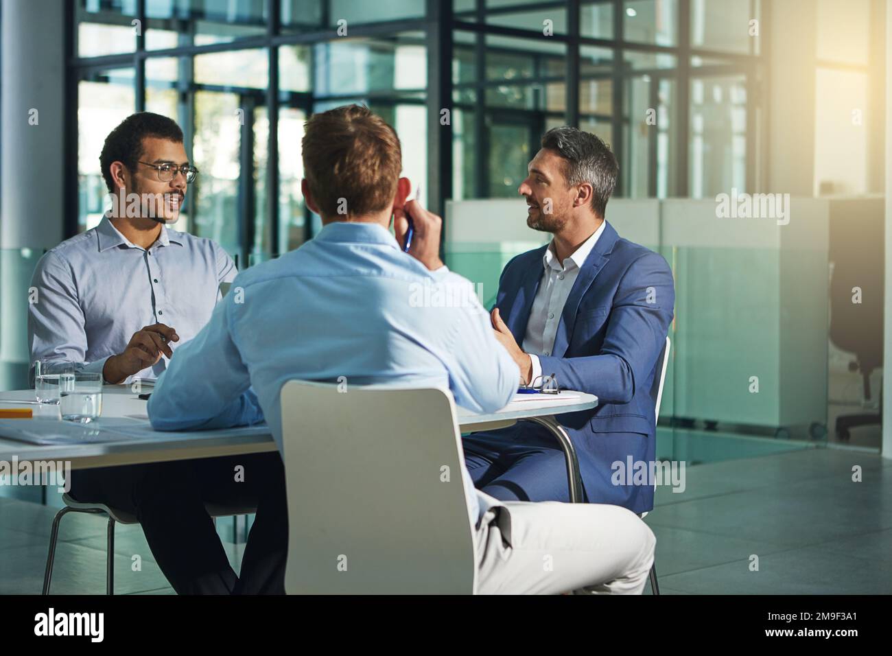 Geschäftsleute, Meetings und Diskussionen zur Strategie für Unternehmensideen, Aufbau oder Verspätung im Büro. Gruppe von Mitarbeitern in Geschäftsbesprechung Stockfoto