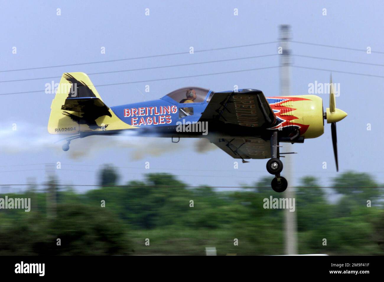 Ein Mitglied des Schweizer „Breitling Aerobatic Team“ führt in einem Sukhoi SU-31, der speziell für den aerobatischen Wettkampf gebaut wurde, einen Messerspass vor den Besuchern in LaComina Aeroporto, Pordenone, Italien, durch. Basis: Lacomina Airport Land: Italien (ITA) Stockfoto