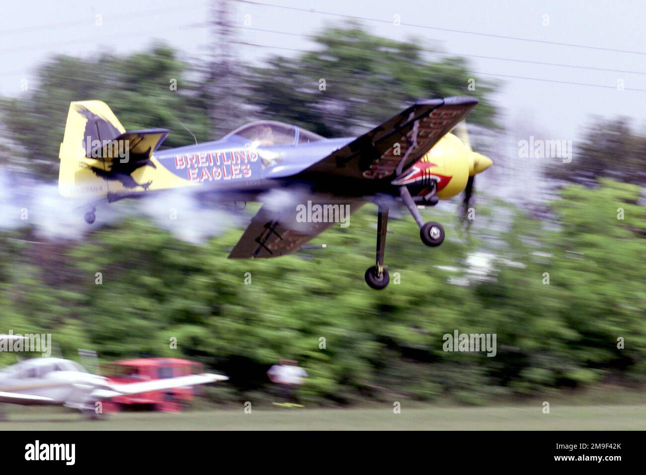 Ein Mitglied des Schweizer „Breitling Aerobatic Team“ führt in einem Sukhoi SU-31, der speziell für den aerobatischen Wettkampf gebaut wurde, einen Messerspass vor den Besuchern in LaComina Aeroporto, Pordenone, Italien, durch. Basis: Lacomina Airport Land: Italien (ITA) Stockfoto