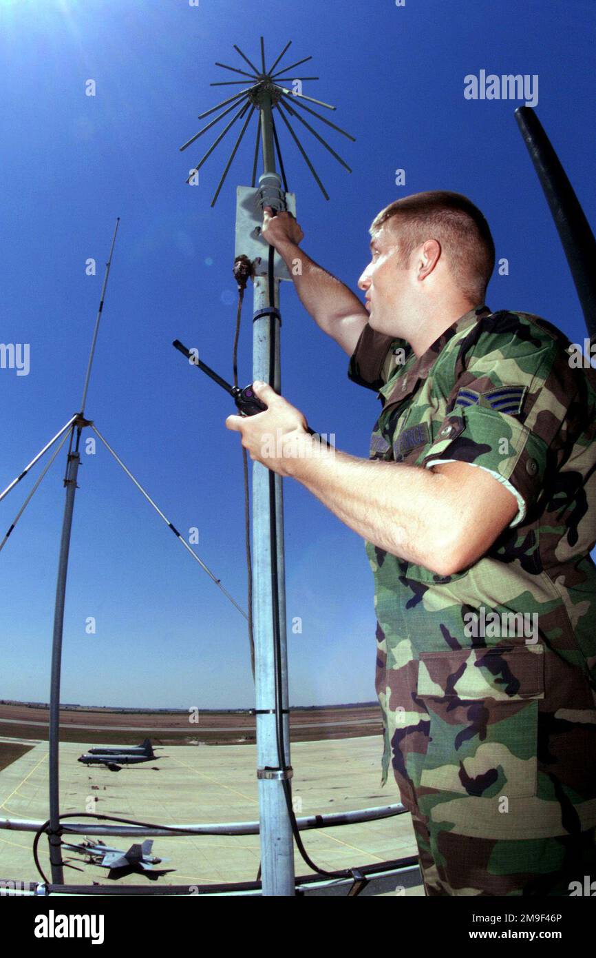 US Air Force SENIOR AIRMAN James Baumgartner überprüft die Antenne eines Kontrollturms. Er ist Bodenfunkbetreuer beim 496. Luftwaffenstützpunkt, Moron ab, Spanien. Der 496. ABS unterstützt den Flugzeugtransport nach Südostasien. Stützpunkt: Luftwaffenstützpunkt Schwachkopf Staat: Sevilla Land: Spanien (E) Stockfoto