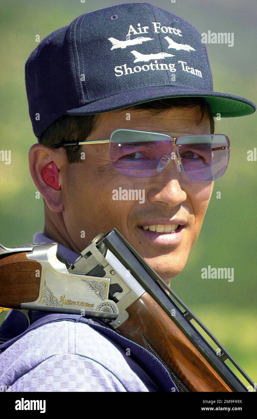 Major William Roy von der US Air Force kann sie vom Himmel schießen. Ob an seinem Tag am Schläger eines F-4E-Kämpfers oder jetzt mit seiner 12 Gauge großen Browning 893 „Ultra XS Skeet“-Schrotflinte. Für MAJ Roy bedeutet Tontaubenschießen, 200 von 200 Tontauben in Stücke zu schießen - die Norm für diesen scharfen Schützen. Perfekte Ergebnisse wie diese sind nötig, um bei den Olympischen Spielen die Goldmedaille zu erhalten. Um dieses Niveau an Talent und Fertigkeiten zu unterstützen, haben Mitglieder des Militärs das World Class Athlete-Programm. Dieses Programm bietet aktiven Duty-, Guard- und Reserve-Athleten die Möglichkeit Stockfoto