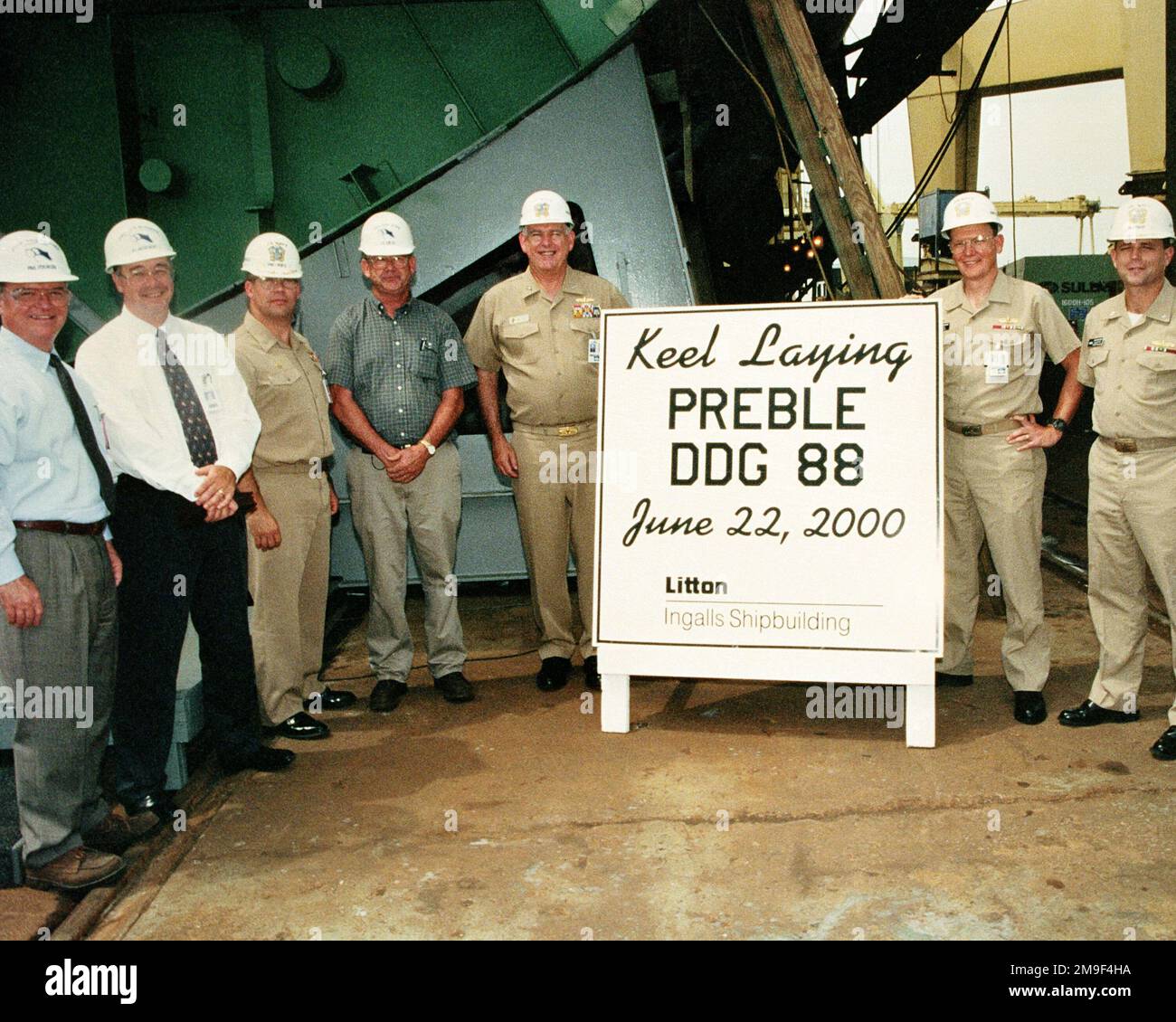 Kiellegen des Arleigh-Burke-Block IIA-Aegis-Klasse-geführten Raketenzerstörers USS PREBLE (DDG 88). Von links nach rechts: Paul Robinson, Vice President, Operation; Bob Merchent, Program Manager, Aegis-Programme: Captain Fred Parker, PEO/TSC Associate Program Manager: Jerald Read, General Ship Superintendent; Konteradmiral (Obere Hälfte) William W. Cobb Jr., PEO/TSC Program Executive Officer, Captain Harry Rucker, Supervisor des Schiffbaus; Commander Steve Metz, Aegis Area Commander. Basis: Pascagoula Bundesstaat: Mississippi (MS) Land: Vereinigte Staaten von Amerika (USA) Stockfoto