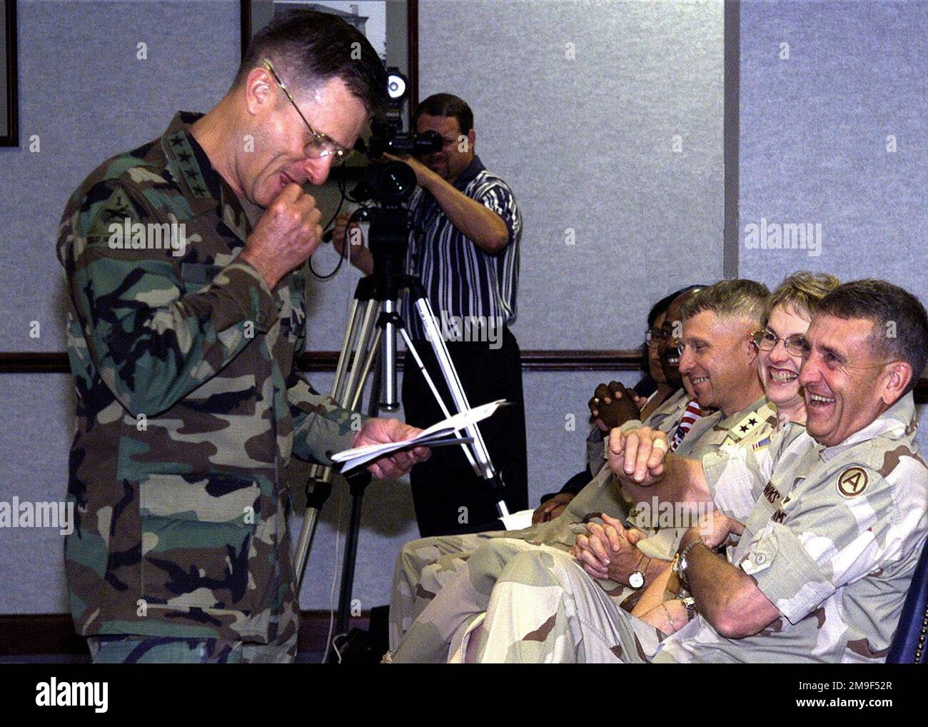 Phil Manson, Videofilmer, fängt einen lustigen Moment zwischen US-Armeegeneral John W. Hendrix (links), Commander, Forces Command und (links vom Vordergrund zum Hintergrund) USA Lieutenant General Tommy R. Franks, Commander, Third Army, Und seine Frau, US-Generalmajor Edwards, stellvertretender Befehlshaber der Dritten Armee, US-Kommandofeldwebel Major Robert Brown, Kommandofeldwebel der dritten Armee und seine Frau, während einer Preisverleihung im dritten Hauptquartier der Armee in Fort McPherson, Georgia. Basis: Fort McPherson Bundesstaat: Georgia (GA) Land: Vereinigte Staaten von Amerika (USA) Stockfoto