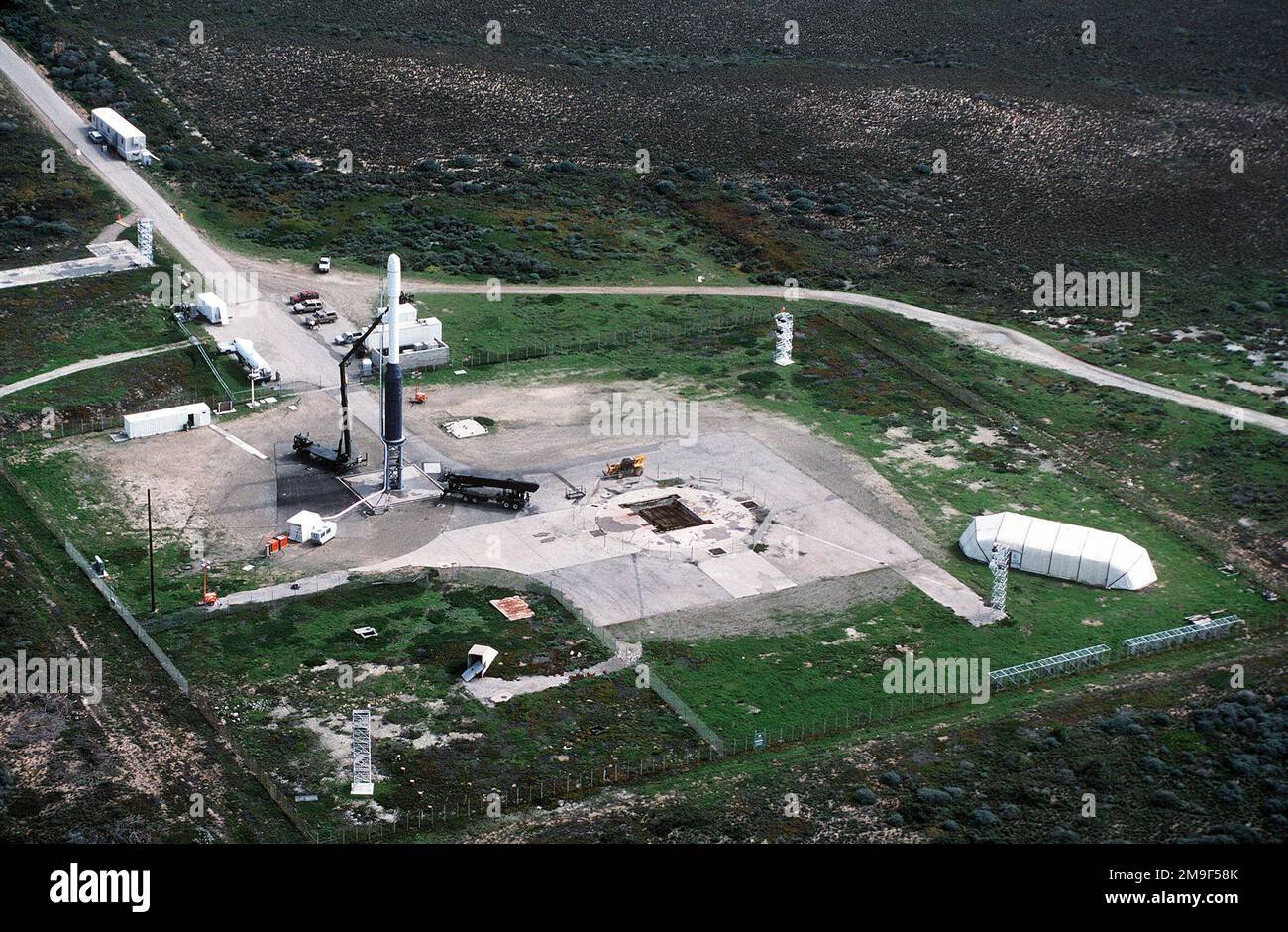 Eine Luft-Boden-Ansicht des tragbaren Satelliten-Boosters und der Hilfsausrüstung der US Air Force Taurus in der Luftwaffe Vandenberg, Kalifornien. Aus DEM AIRMAN Magazine, Juli 2000 Artikel. "Die Neuen Weltraumexperimente". Eine Luft-Boden-Ansicht des tragbaren Satelliten-Boosters und der Hilfsausrüstung der US Air Force Taurus in der Luftwaffe Vandenberg, Kalifornien. Aus dem Airman Magazine, Artikel vom Juli 2000. "Die Neuen Weltraumexperimente". Stockfoto