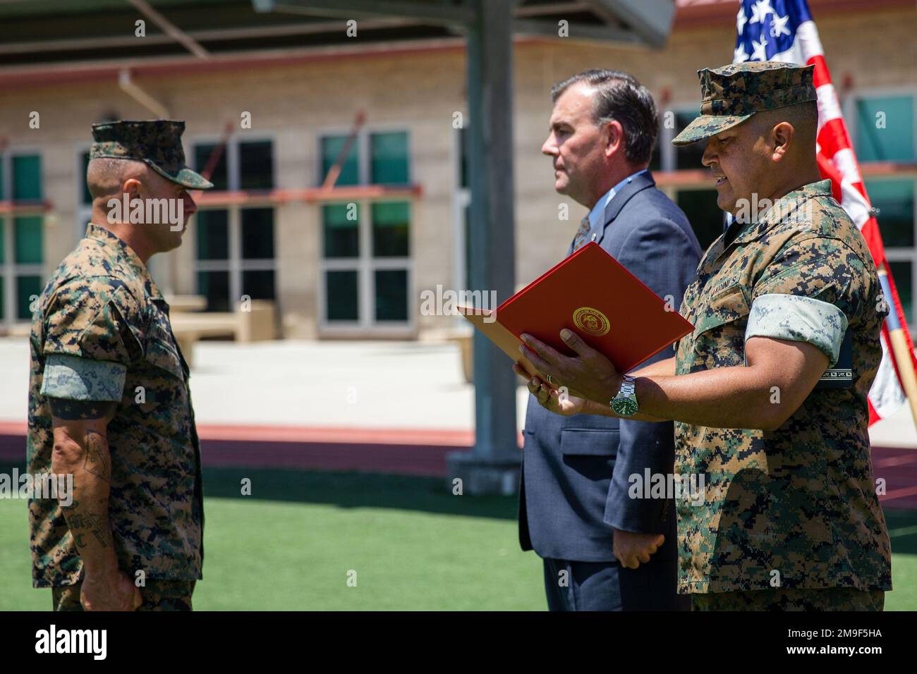 EIN US-AMERIKANISCHER Marine liest die Preisverleihung für 1. Sergeant Chris MacVarish, einen sich erholenden Patienten mit dem Wunded Warrior Battalion - West, während seiner Purple Heart Medaille Preisverleihung bei Wundred Warrior Bn. Auf dem Marinekorps-Basislager Pendleton, Kalifornien, 19. Mai 2022. MacVarish erhielt die Auszeichnung Purple Heart, nachdem er am 27. Juli 2007 in einem Hinterhalt verwundet wurde, während er in Afghanistan zur Unterstützung der Operation "dauerhafte Freiheit" war. Stockfoto