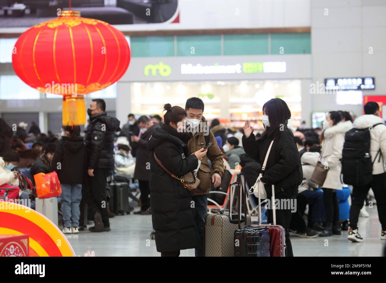 SHENYANG, CHINA - 18. JANUAR 2023 - Passagiere transportieren Pakete in der Warterhalle eines Bahnhofs in Shenyang, Provinz Liaoning, China, 18. Januar 2 Stockfoto