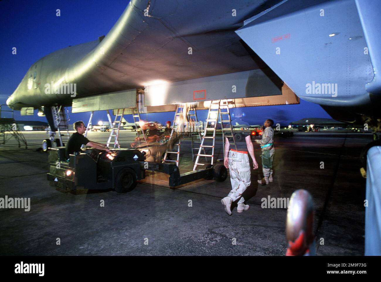 US Air Force-Personal für das 9. Bombengeschwader lädt Munition in ein USAF B-1B Lancer-Flugzeug bei Dyess AFB, Texas. Bei dem Foto handelt es sich um ein beabsichtigtes Zeitrafferfoto. Aus DEM AIRMAN Magazine, August 2000 Artikel "One Hot Bomber". US Air Force-Personal für das 9. Bombengeschwader lädt Munition in ein USAF B-1B Lancer-Flugzeug bei Dyess AFB, Texas. Bei dem Foto handelt es sich um ein beabsichtigtes Zeitrafferfoto. Aus dem Airman Magazine, August 2000 Artikel "One Hot Bomber". Stockfoto