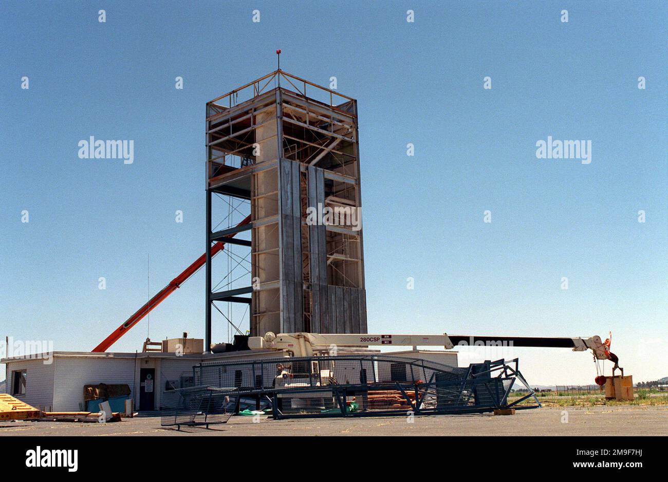 Kingsley Fields alter Air Traffic Control Tower wird jetzt demontiert, da er aufgrund des Baus eines neuen Turms (nicht abgebildet) auf der anderen Seite der Landebahn nicht mehr benötigt wird. Basis: Kingsley Field Bundesstaat: Oregon (OR) Land: Vereinigte Staaten von Amerika (USA) Stockfoto