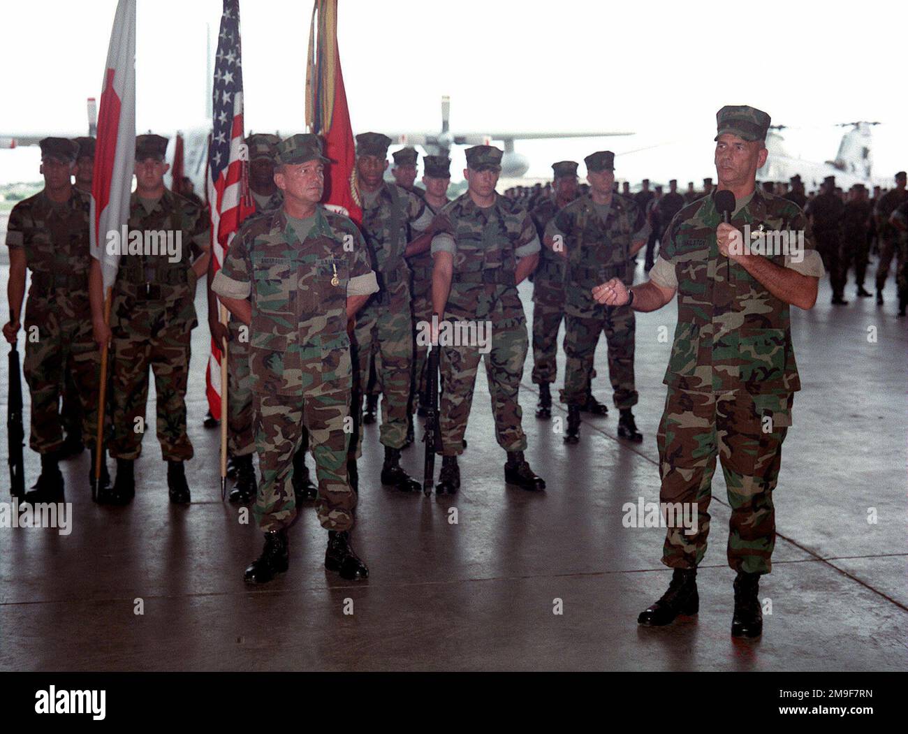 US Marine Corps Major General Jospeh Anderson hört die Loblieder von USMC Lieutenant General Earl Hailston während des 1. Marine Air Wing Kommandowechsels. MGEN Anderson sagte: 'Ich bin stolz auf meine Truppen. Ich habe ihnen gesagt, dass sie wie alle Marines Macher sind, keine Redner." MGEN Jospeh Anderson wurde am 9. August 2000 von USMC Brigadegeneral James Cartwright im Camp Futenma, Okinawa, Japan, abgelöst. Basis: Marine Corps Air Station, Bundesstaat Futema: Okinawa Land: Japan (JPN) Stockfoto