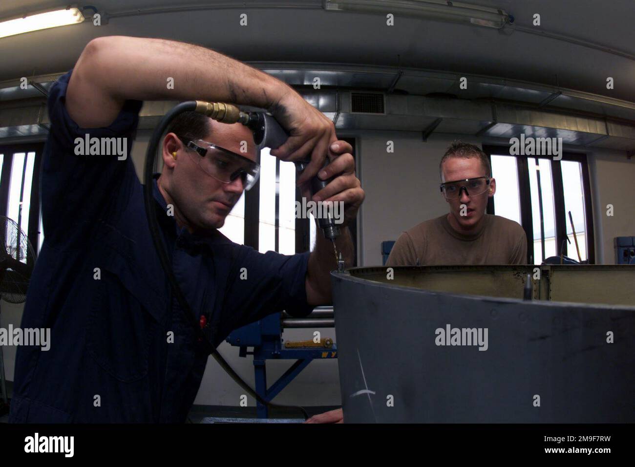 US Air Force STAFF Sergeant Jeremy Wells und USAF AIRMAN First Class Roland Rees, 31. Maintenance Squadron, Aviano Air Base, Italien, fixieren einen losen Führungsstift an einer Düsenverkleidung eines F-16 Kampfflugzeugs, das repariert werden musste. Stützpunkt: Luftwaffenstützpunkt Aviano Staat: Pordenone Land: Italien (ITA) Stockfoto