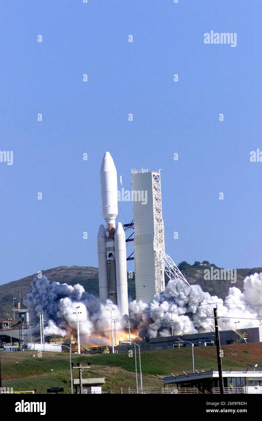 Team Vandenberg hat heute um 4:45 Uhr eine Titan IV-B-Rakete vom Space Launch Complex 4 East gestartet. Die Rakete brachte einen Satelliten des National Reconnaissance Office in den Orbit. „Der 30. Space Wing, Space and Missile Center, NRO und Lockheed Martin Aerospace haben gemeinsam auf unserem Erbe des Erfolgs aufgebaut“, so COL Steve Lanning (nicht abgebildet), 30. Space Wing Commander und space lift Commander für die Mission. Das ist der 00.-Start von Vandenberg. Wir haben seit Jahren ein solides Fundament für staatliche und kommerzielle Raumfahrteinführungen von hier aus geschaffen.“ Trennung von Nutzlast und Booster Stockfoto