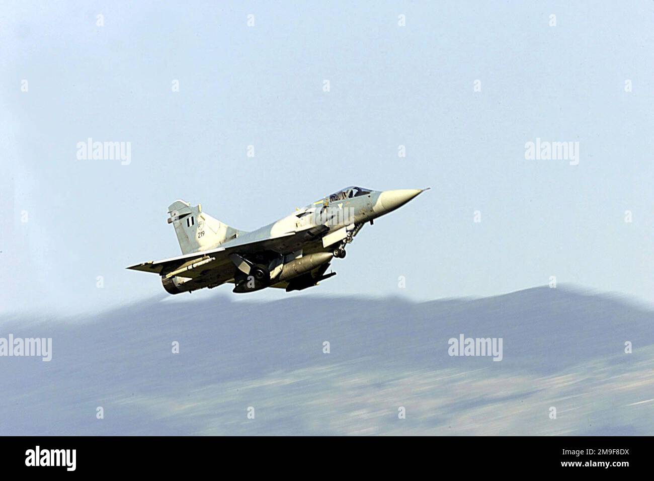 Ein Mirage 2000 von der Hellenic Air Force, 114. Composite Group, 331. Tactical Fighter Wing, Griechenland. Die Hellenic-Einheit ist auf der Aviano Air Base, um mit dem 510. Kampfgeschwader zu trainieren (nicht abgebildet). Die Mirages bieten eine wertvolle Schulung, die es den 510.-Kampfpiloten ermöglicht, gegen andere Flugzeugtypen zu trainieren. (Doppeltes Bild, siehe auch DF-SD-01-01770 oder suchen Sie nach 000816-F-4728F-001). Stützpunkt: Luftwaffenstützpunkt Aviano Staat: Pordenone Land: Italien (ITA) Stockfoto