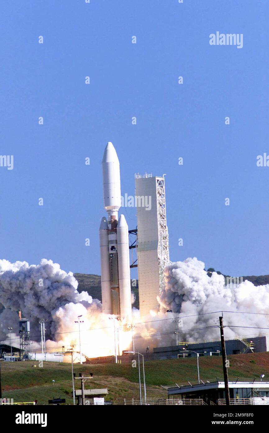 Team Vandenberg hat heute um 4:45 Uhr eine Titan IV-B-Rakete vom Space Launch Complex 4 East gestartet. Die Rakete brachte einen Satelliten des National Reconnaissance Office in den Orbit. „Der 30. Space Wing, Space and Missile Center, NRO und Lockheed Martin Aerospace haben gemeinsam auf unserem Erbe des Erfolgs aufgebaut“, so COL Steve Lanning (nicht abgebildet), 30. Space Wing Commander und space lift Commander für die Mission. Das ist der 00.-Start von Vandenberg. Wir haben seit Jahren ein solides Fundament für staatliche und kommerzielle Raumfahrteinführungen von hier aus geschaffen.“ Trennung von Nutzlast und Booster Stockfoto