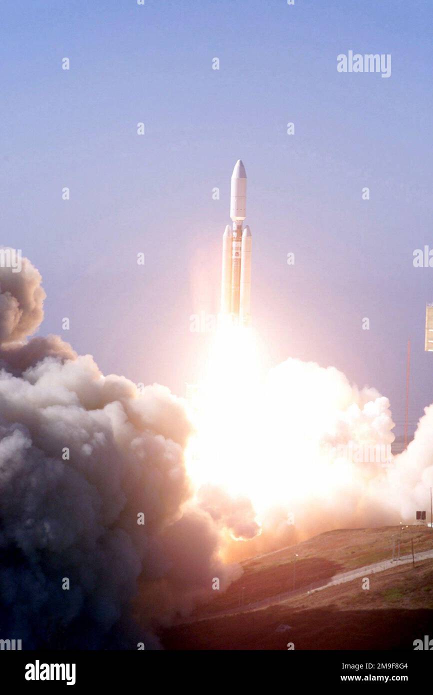 Team Vandenberg hat heute um 4:45 Uhr eine Titan IV-B-Rakete vom Space Launch Complex 4 East gestartet. Die Rakete brachte einen Satelliten des National Reconnaissance Office in den Orbit. „Der 30. Space Wing, Space and Missile Center, NRO und Lockheed Martin Aerospace haben gemeinsam auf unserem Erbe des Erfolgs aufgebaut“, so COL Steve Lanning (nicht abgebildet), 30. Space Wing Commander und space lift Commander für die Mission. Das ist der 00.-Start von Vandenberg. Wir haben seit Jahren ein solides Fundament für staatliche und kommerzielle Raumfahrteinführungen von hier aus geschaffen.“ Trennung von Nutzlast und Booster Stockfoto