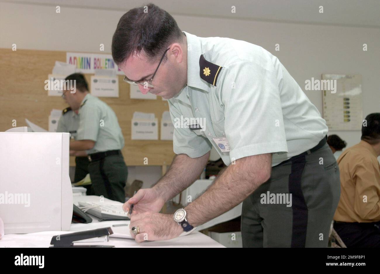 Major Eric Stewart, Stellvertretender STABSCHEF der US Army South, Operation Officer der Übungsabteilung, arbeitet an seinem Schreibtisch während der Peace Keeping Operations North 2000, die an der Honduran Military Academy in Tegucigalpa, Honduras, Zentralamerika, stattfindet. Die Übung, die am 14-25. August 2000 stattfindet, wird vom US Southern Command in Miami, Florida, gesponsert und von der US Army South in Ft. Buchanan, Puerto Rico. Betreff Betrieb/Serie: PKO NORD 2000 Basis: Tegucigalpa Land: Honduras (HND) Szene Hauptkommando gezeigt: MACOMS Stockfoto