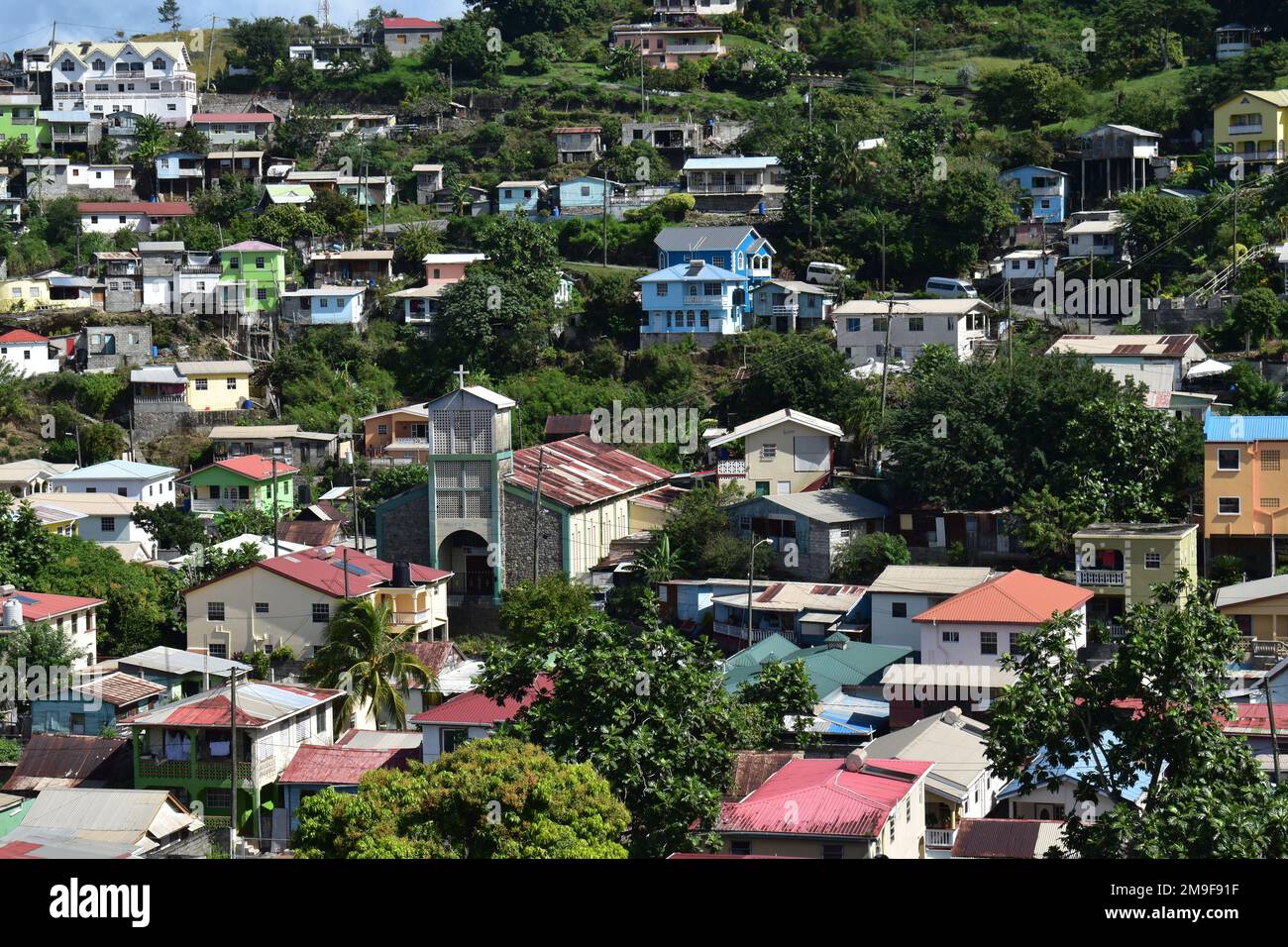 Kanarienvogel, St. Lucia - 8. Januar 2023 - Gebäude einschließlich Häusern, Kirchen und Schulen im Fischerdorf Kanarische Inseln. Stockfoto