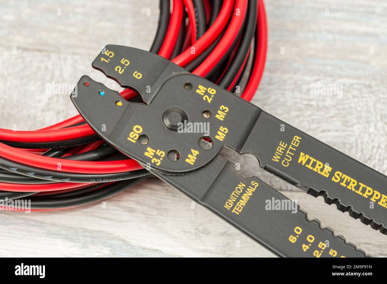 Abisolierzange und Drahtschneider ohne Markennamen aus China für 26-10AWG-Draht (siehe Hinweise) mit Spiralkabeln. Stockfoto