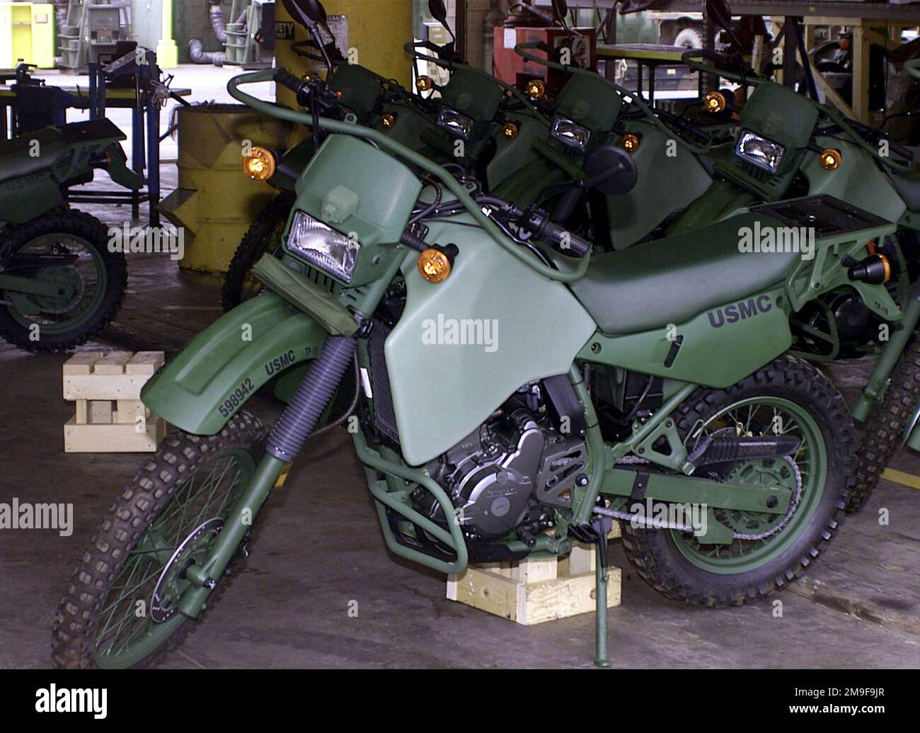Das neue taktische Motorrad des US Marine Corps, der Kawasaki KLR 650 M1030B1, befindet sich vor der Ausgabe in einem Lagerhaus an Bord der Marine Corps Base (MCBH) in Kaneohe Bay, Hawaii. Die Motorräder wurden ausgepackt und am 31. August 2000 ausgestellt. Basis: Marine Corps Air Station Kaneohe Bundesstaat: Hawaii (HI) Land: Vereinigte Staaten von Amerika (USA) Stockfoto