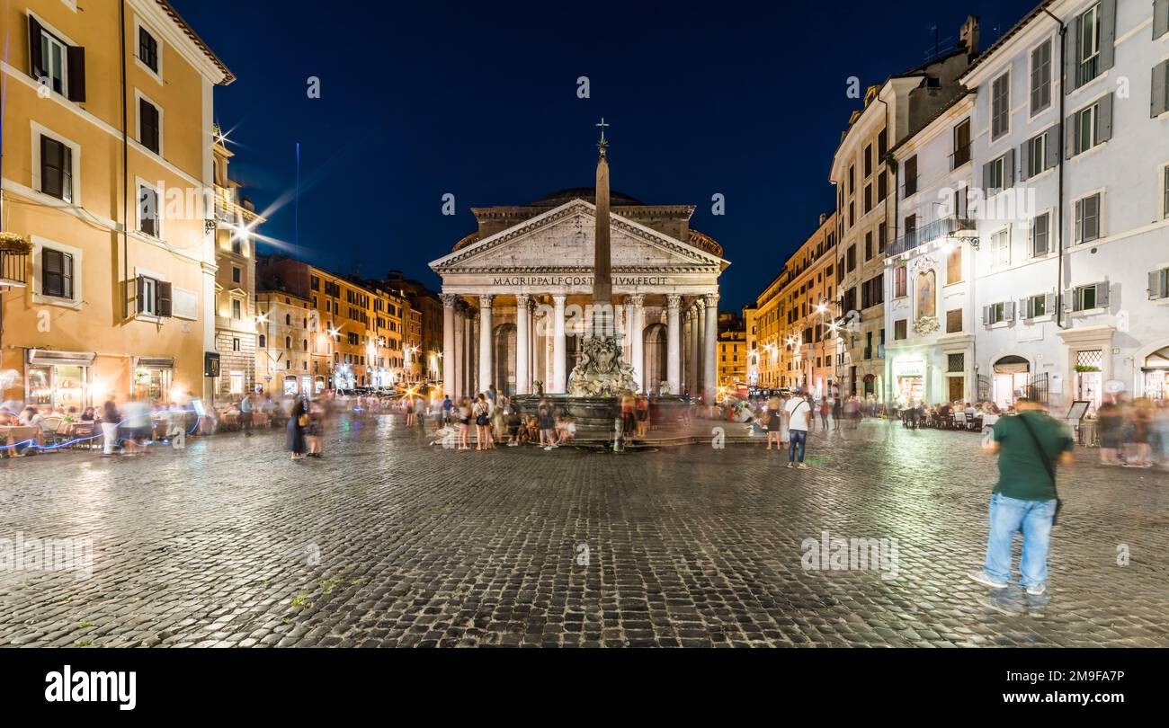 ROM, ITALIEN - 30. JUNI 2019: DAS PANTHEON (antiker römischer Tempel) bei Nacht im Zentrum von Rom. Menschen besuchen das Pantheon in Rom, Italien. Stockfoto