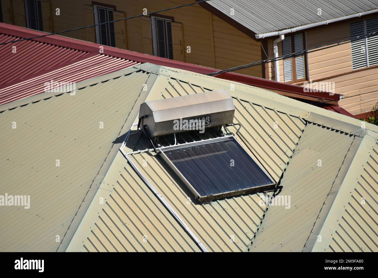 Kanarienvogel, St. Lucia - 8. Januar 2023 - Solarenergie oder Solarenergie-Panel in einem Haus im Dorf Kanarische Inseln. Stockfoto
