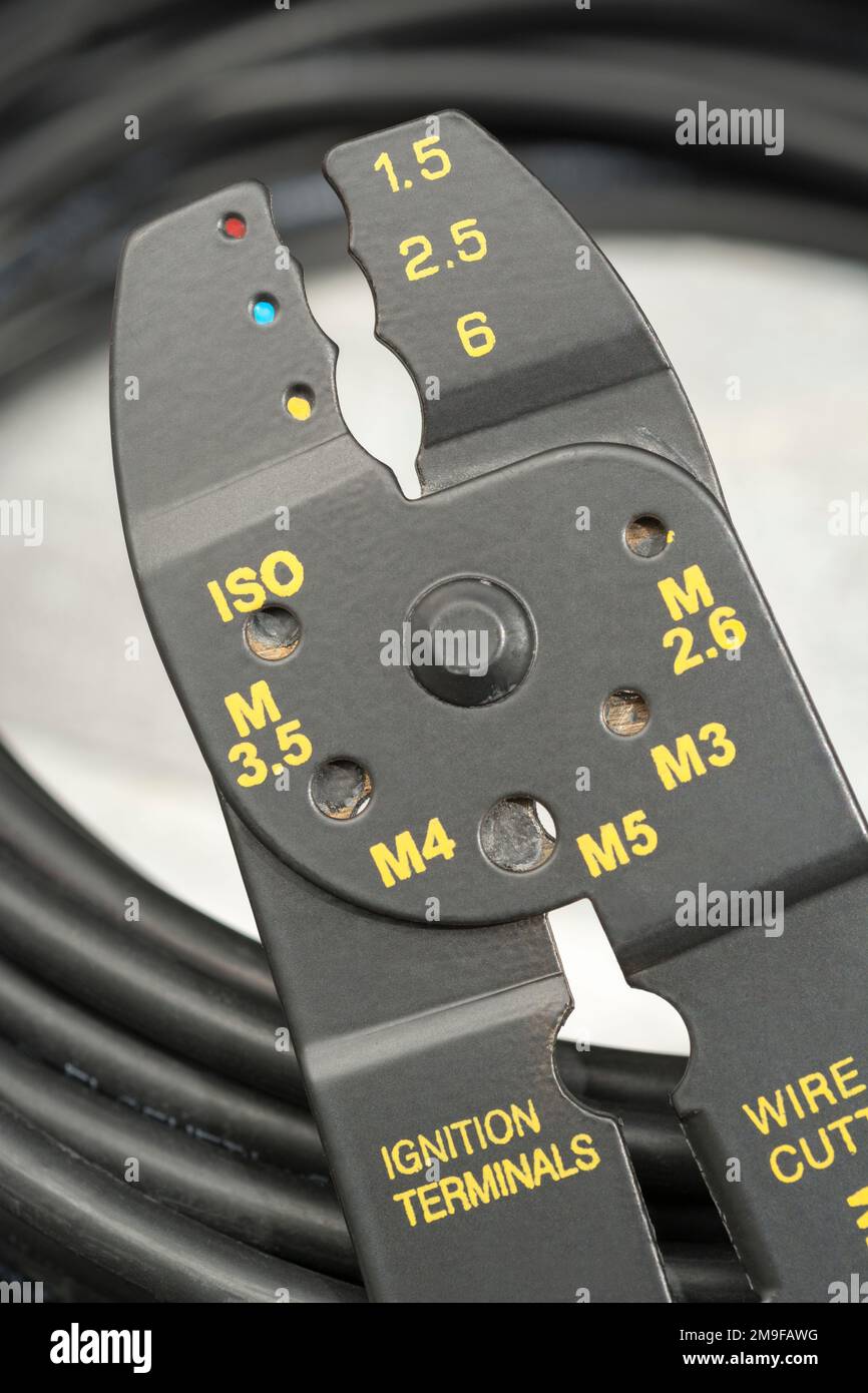 Nahaufnahme des in China hergestellten Abisolierers und Drahtschneiders ohne Markenkennzeichnung für 26-10AWG-Draht (siehe Hinweise) mit Spiralkabeln. Stockfoto