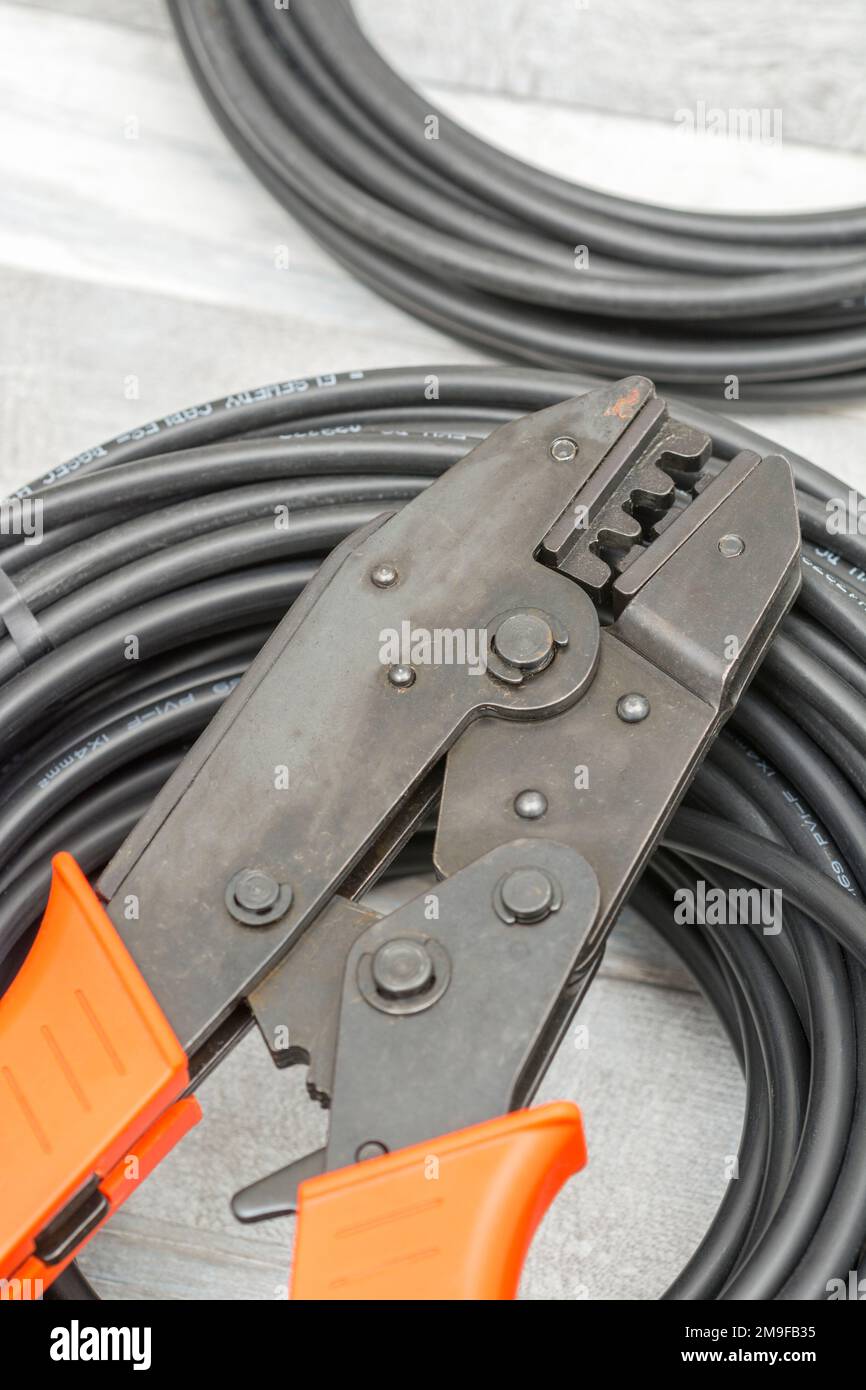 Nahaufnahme der Hand-Crimpzange für Solarsteckverbinder der Marke MC4 in China und der Solaranschlusskabel (mit der Marke 4mm² Elsewedy). Stockfoto