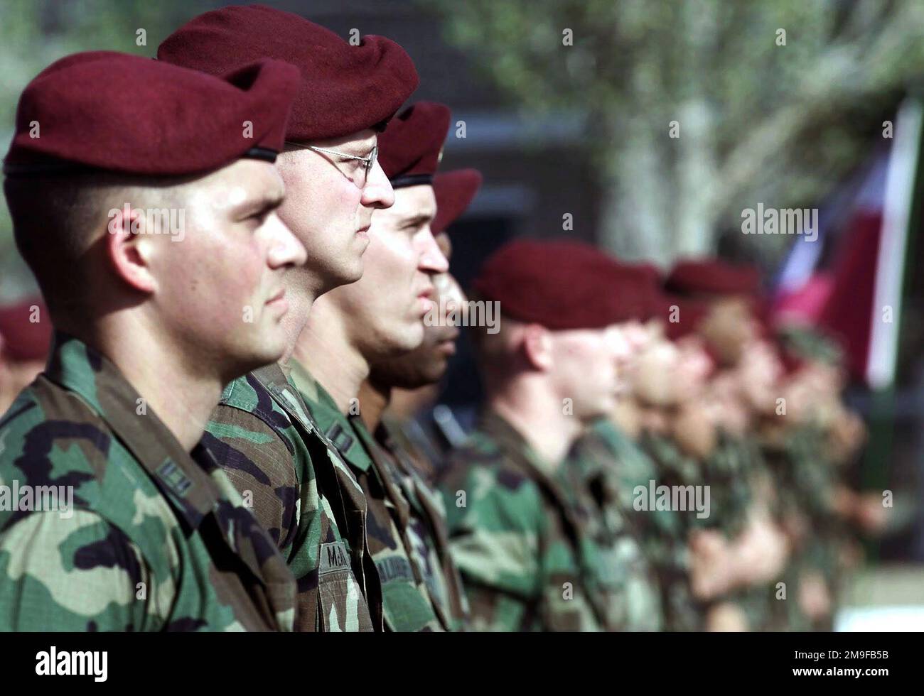 Mitglieder der USA 82. Luftwaffe der Armee marschiert unter der Leitung des Bataillonskommandeurs Oberstleutnant Rick Bloss (nicht abgebildet) auf das Paradegelände, um am 13. September 2000 die Eröffnungszeremonien des CENTRASBAT 2000 zu beginnen. CENTRASBAT ist eine multinationale Friedenssicherung und humanitäre Hilfsaktion, die von den USA gesponsert wird Zentralkommando (USA CENTCOM) und von der ehemaligen Sowjetrepublik Kasachstan in Zentralasien vom 11. September bis in die 20. Jahre geleitet. Zu den Übungsteilnehmern gehören etwa 300 US-Truppen, darunter auch Mitarbeiter aus den USA C Stockfoto