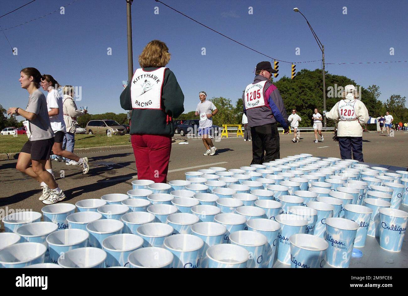 Als sich am 16. September 2000 etwa 3000 Wettbewerber aus der ganzen Welt zum vierten jährlichen Air Force Marathon auf dem Wright-Patterson Air Force Base, Ohio, versammelten, sorgten die Organisatoren dafür, dass mehr als genug Hilfsstationen zur Verfügung standen. Freiwillige von Hilfsorganisationen säumen die Straßen mit Tassen Wasser, Gatorade, nassen Schwämmen, Obst und Speise-Gelpacks. Veteran-Marathon-Wettbewerber bewerten den US Air Force Marathon als einen der führenden Anbieter, wenn es um Organisation und Unterstützung von Hilfsstationen für die Mitbewerber geht. Die Strecke begann und endete inmitten legendärer Flugzeuge im Air Force Museum und führte die Läufer durch die Gegend Stockfoto