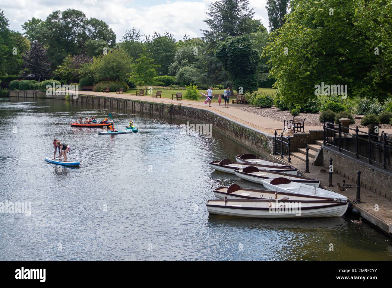 Cookham, Berkshire, Großbritannien. 26. Juni 2022. Leute paddeln auf der Themse neben dem John Lewis Odney Club in Cookham. Kredit: Maureen McLean/Alamy Stockfoto