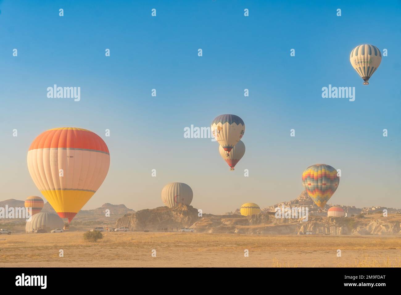 Kappadokien, Türkei-September 20 2022: Ballons in Kappadokien. Ballons landen auf dem Boden, Autos Stockfoto