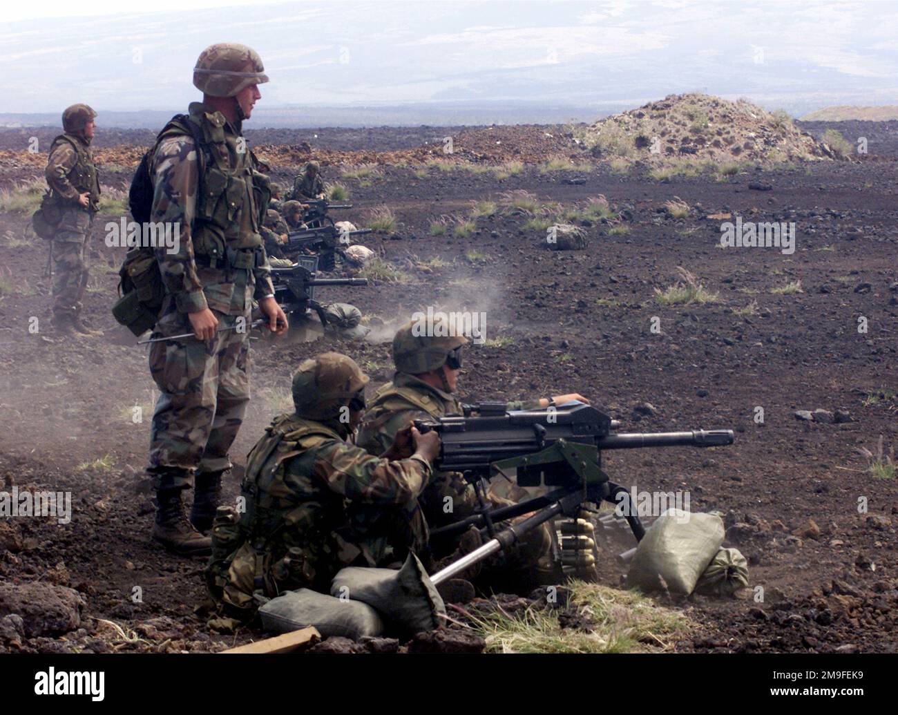 US Marine Corps Corporal Girard, US Marine Corps Lance Corporal Compton, und US Marine Corps Private First Class Hill vom 1. Bataillon, 3. Marines, Weapons Company, feuern einen MK-19 ab, während sie im Pohakuloa Training Area auf der Big Island von Hawaii trainieren. Basis: Pohakuloa Training Area Bundesstaat: Hawaii (HI) Land: Vereinigte Staaten von Amerika (USA) Stockfoto