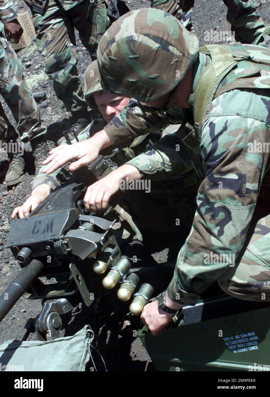 Feldwebel Withrow UND Eldridge vom 1. Bataillon, 3. Marines, Arms Company, bereiten Sie sich vor, eine MK-19 in Pohakuloa Training Area auf Hawaii zu feuern. Basis: Pohakuloa Training Area Bundesstaat: Hawaii (HI) Land: Vereinigte Staaten von Amerika (USA) Stockfoto