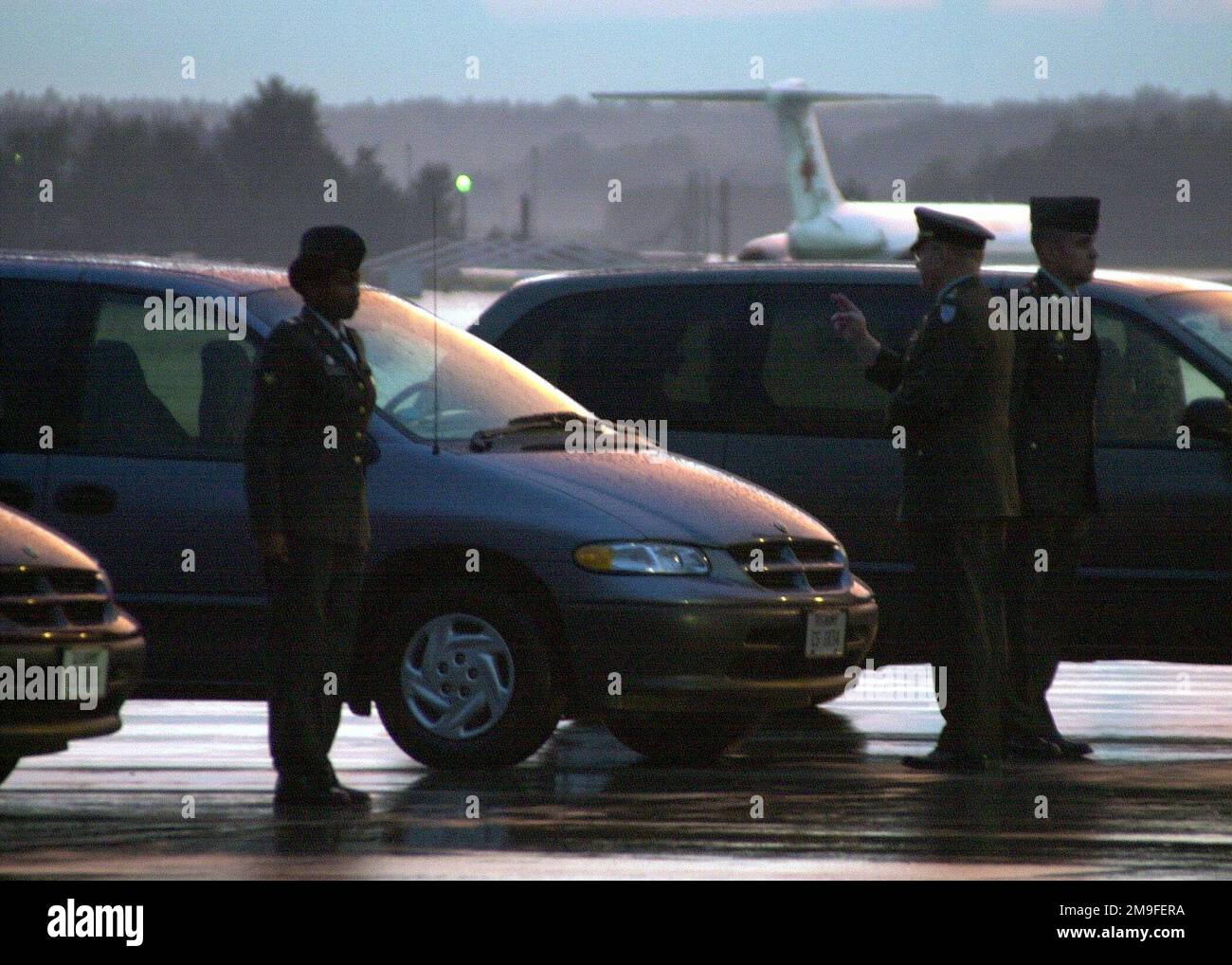 Mitglieder der United States Army Europe (USAEUR) Leichenschauhäuser gewähren letzte Rechte an den Überresten gefallener Matrosen von USS COLE (DDG 67) am Luftwaffenstützpunkt Ramstein, Deutschland, am 13. Oktober 2000. Die Matrosen wurden bei der Explosion während des Bombenanschlags auf Cole in der Hafenstadt Aden im Jemen getötet. Stützpunkt: Luftwaffenstützpunkt Ramstein Bundesland Rheinland-Pfalz Land: Deutschland / Deutschland (DEU) Stockfoto