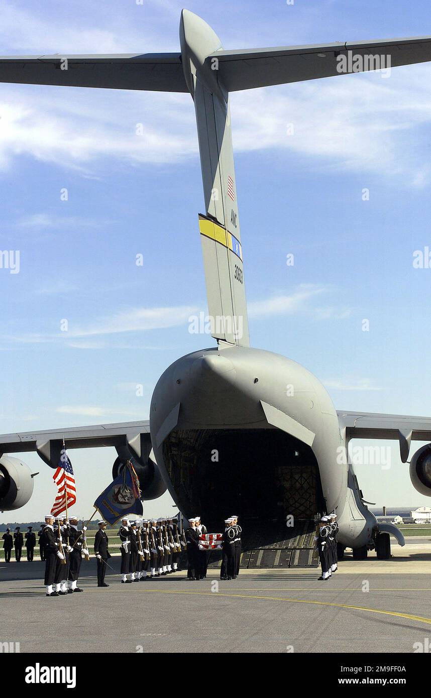 Die United States Navy Ceremonial Guard ehrt gefallene Mitglieder der USS COLE (DDG 67) im Luftwaffenstützpunkt Dover, Delaware, da ihre Überreste am 14. Oktober 2000 aus einem Flugzeug der US Air Force C-17 Globemaster III entfernt werden. Die Matrosen kamen bei einer Explosion ums Leben, die durch einen Terroranschlag auf DIE COLE im Jemen ausgelöst wurde. Basis: Dover Staat: Delaware (DE) Land: Vereinigte Staaten von Amerika (USA) Stockfoto
