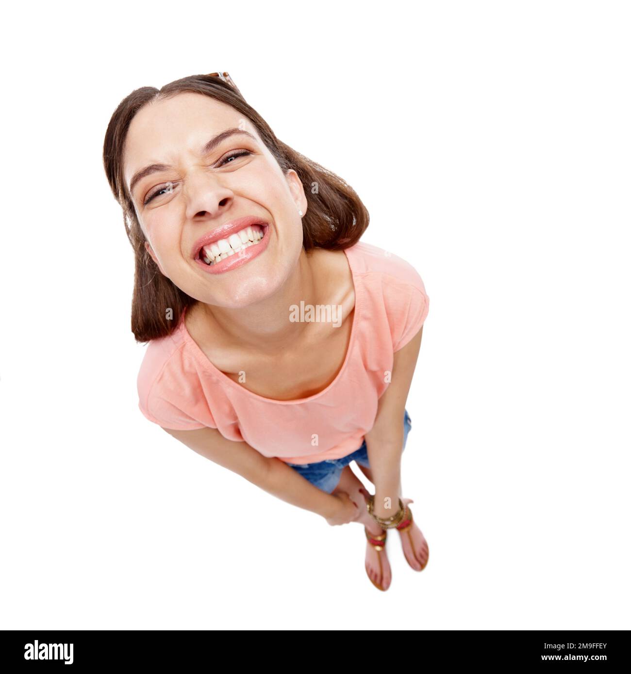 Frau, Studioporträt und darüber mit lustigem Gesicht, Lächeln und Comic mit Mode auf weißem Hintergrund. Model, jung und glücklich mit trendigen Kleidern, Top Stockfoto