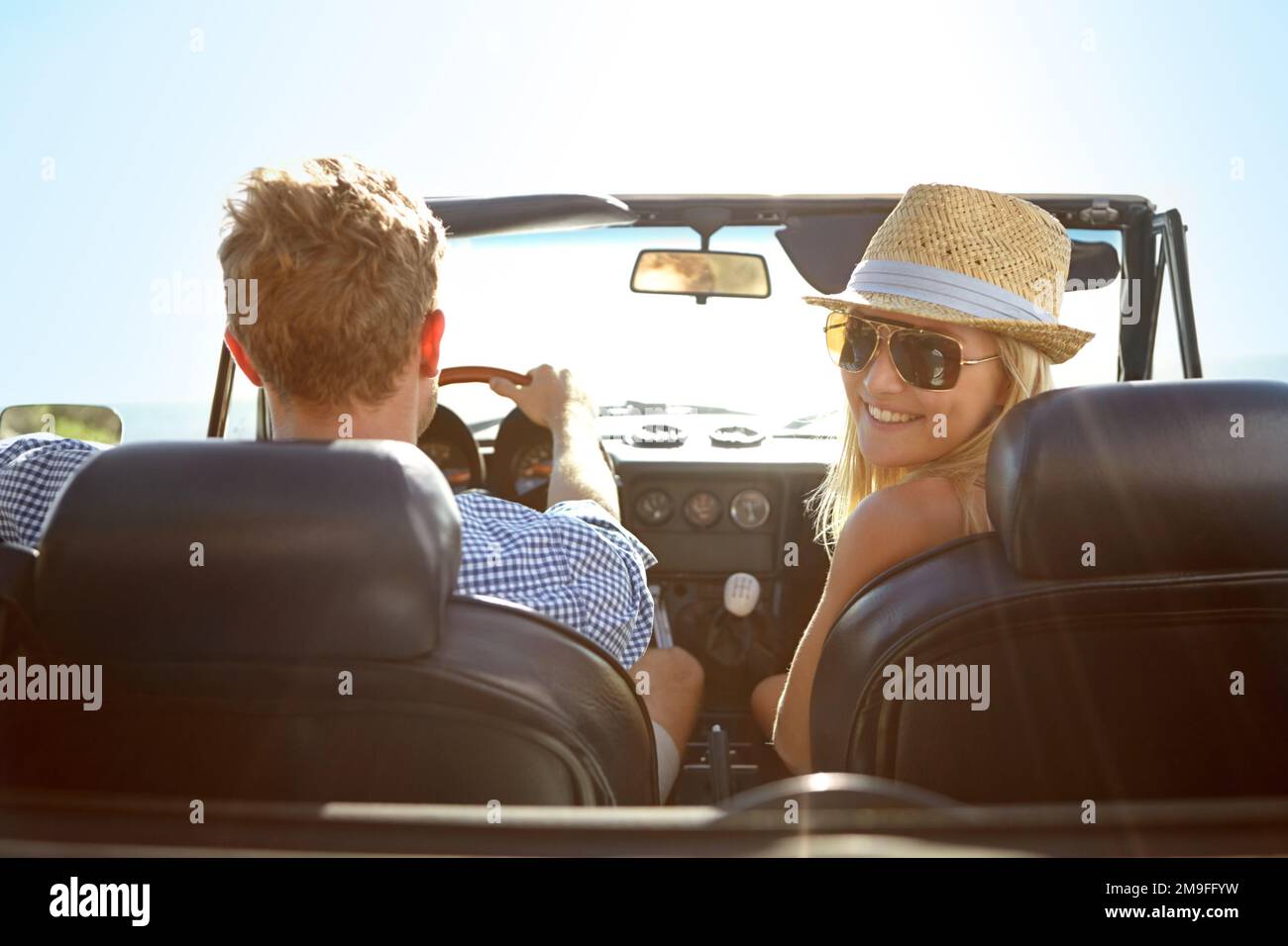 Autofahrt, Roadtrip und Porträt eines Paares auf einer aneinandergrenzenden Urlaubsreise, Transportfahrt oder einem lustigen Sommerurlaub. Liebeserleuchtung, Cabrio Stockfoto