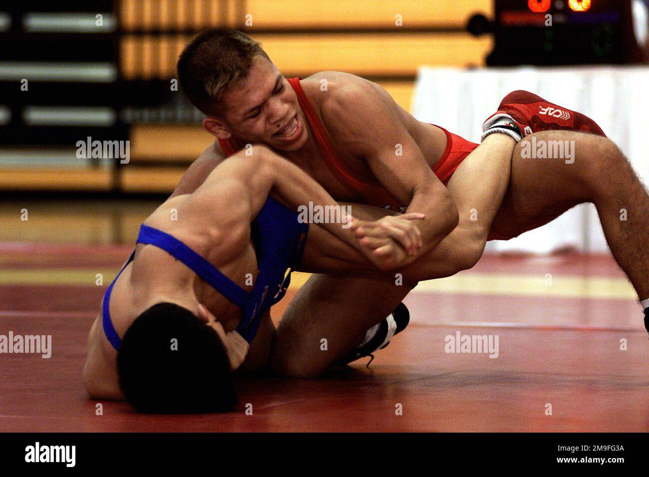 US Army SPECIALIST vierte Klasse Eric Albarracin aus Fort Carson Colorado versucht seinen Gegner HanChao wahrend der 54 kg schweren Free Style 19. World Military Wrestling Championship zu verwandeln. ...